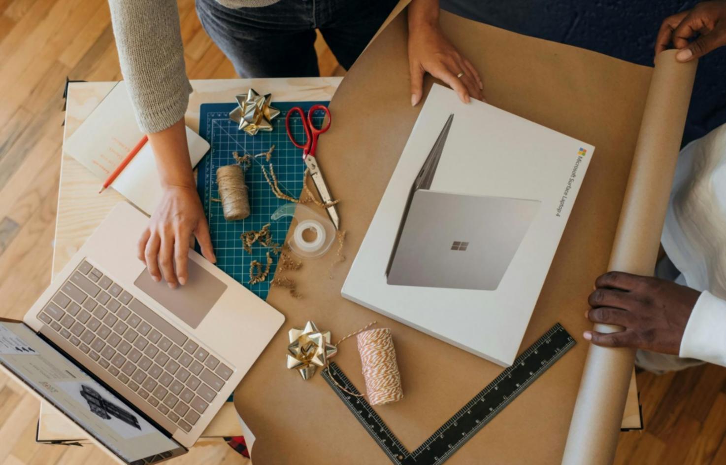 Espacio de trabajo profesional con documentos financieros organizados